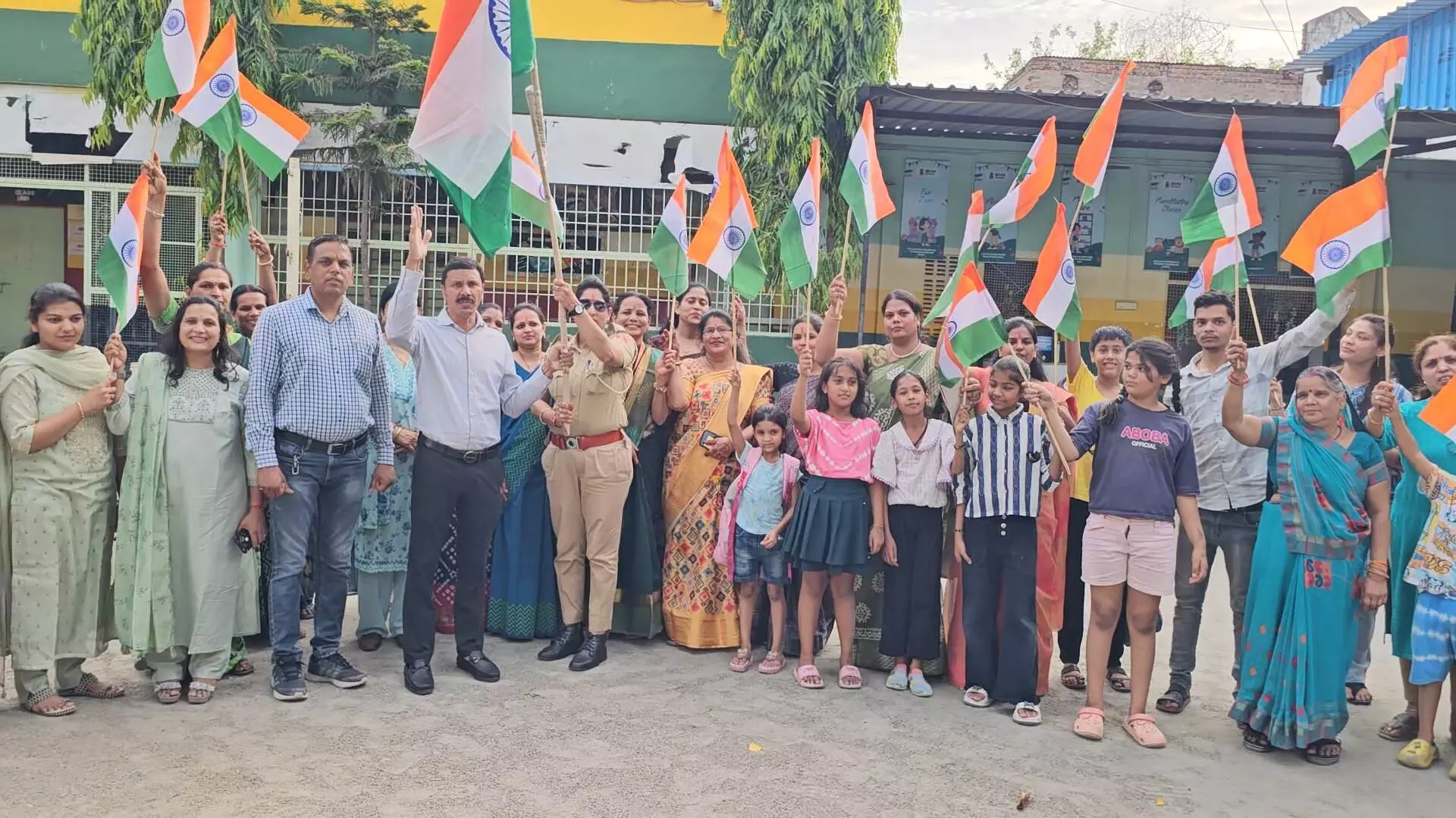 ऑपरेशन सिंदूर की सफलता पर तिरंगा फहराया ऑपरेशन सिंदूर की सफलता पर तिरंगा फहराया