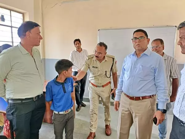 जिला कलक्टर एवं एसपी ने देखे पर्यावरण संरक्षण के कार्य जिला कलक्टर एवं एसपी ने देखे पर्यावरण संरक्षण के कार्य