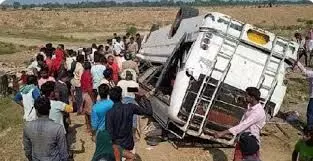 बरातियों की बस 50 फीट नीचे गिरी,तीन की मौत, पांच दर्जन घायल