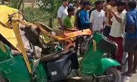 ट्रक की टक्कर से ऑटो पलटा, छह लोगों की मौत