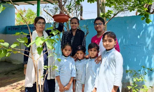 विद्यालय और देवालय में परिंदों के लिए दाना पानी का परिंडा लगाया