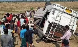 बरातियों की बस 50 फीट नीचे गिरी,तीन की मौत, पांच दर्जन घायल