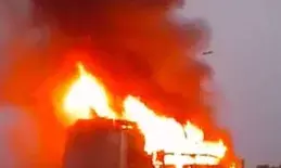 रतनपुरा चौराहे पर निजी बस में लगी भीषण आग, जलकर हुई खाक