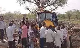 ,आठ घायल,जेसीबी लेकर रोड़ी हटाने पहुंचा था एक पक्ष