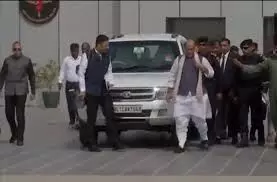 रक्षा मंत्री भुज एयरफोर्स स्टेशन के लिए रवाना, वायु योद्धाओं से करेंगे बातचीत रक्षा मंत्री भुज एयरफोर्स स्टेशन के लिए रवाना, वायु योद्धाओं से करेंगे बातचीत
