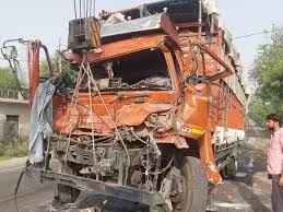 बुलंदशहर में भीषण सड़क हादसा तीन की मौत , लोग घायल बुलंदशहर में भीषण सड़क हादसा तीन की मौत , लोग घायल
