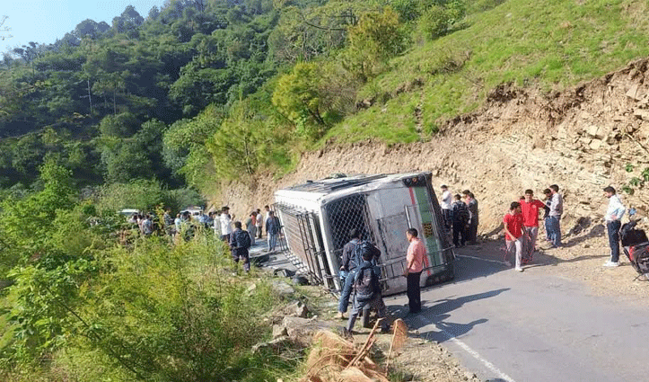 बीच सड़क में पलटी  एचआरटीसी बस, 13 यात्री घायल