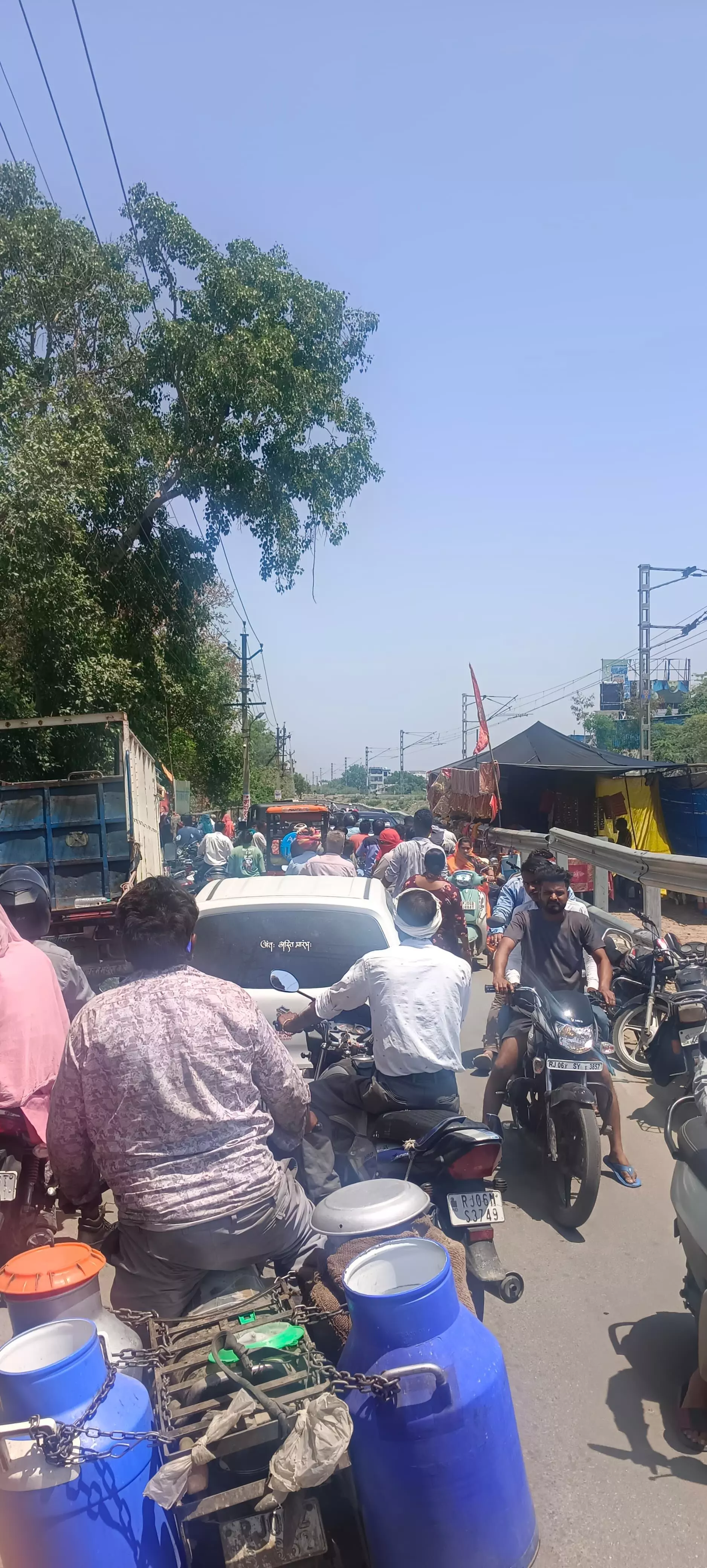 संतोषी माता मंदिर पर आये दिन लगता है जाम, आमजन परेशान