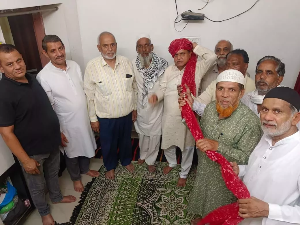 हज पर जाने वाले दंपति का किया इस्तकबाल हज पर जाने वाले दंपति का किया इस्तकबाल