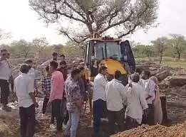 ,आठ घायल,जेसीबी लेकर रोड़ी हटाने पहुंचा था एक पक्ष