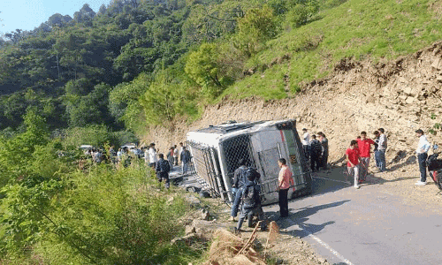 बीच सड़क में पलटी  एचआरटीसी बस, 13 यात्री घायल