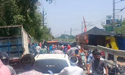 संतोषी माता मंदिर पर आये दिन लगता है जाम, आमजन परेशान संतोषी माता मंदिर पर आये दिन लगता है जाम, आमजन परेशान