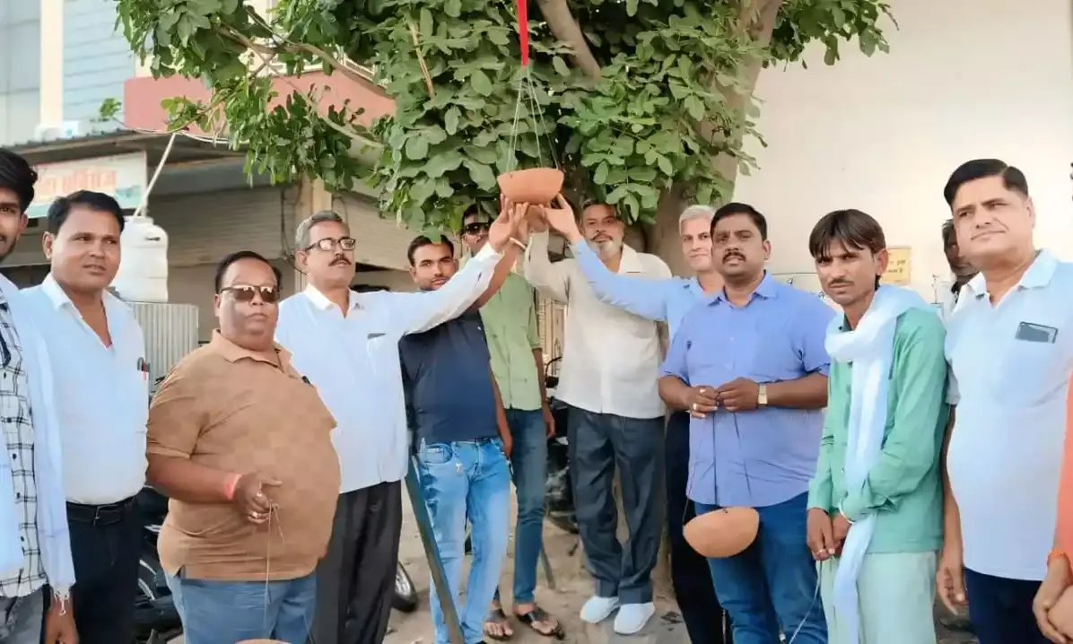 भीषण गर्मी में मूक पक्षियों की सेवा के लिए शाहपुरा में परिंडे बांधने का अभियान शुरू