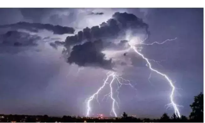 बिजली गिरने से एक ही दिन में 14 लोगों की मौत; 6 की हालत गंभीर बिजली गिरने से एक ही दिन में 14 लोगों की मौत; 6 की हालत गंभीर