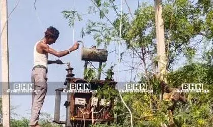 12 घंटे तक रात को बिजली गुल रही,तेज हवा और बारिश से आपूर्ति ठप,उमस से आमजन परेशान 12 घंटे तक रात को बिजली गुल रही,तेज हवा और बारिश से आपूर्ति ठप,उमस से आमजन परेशान