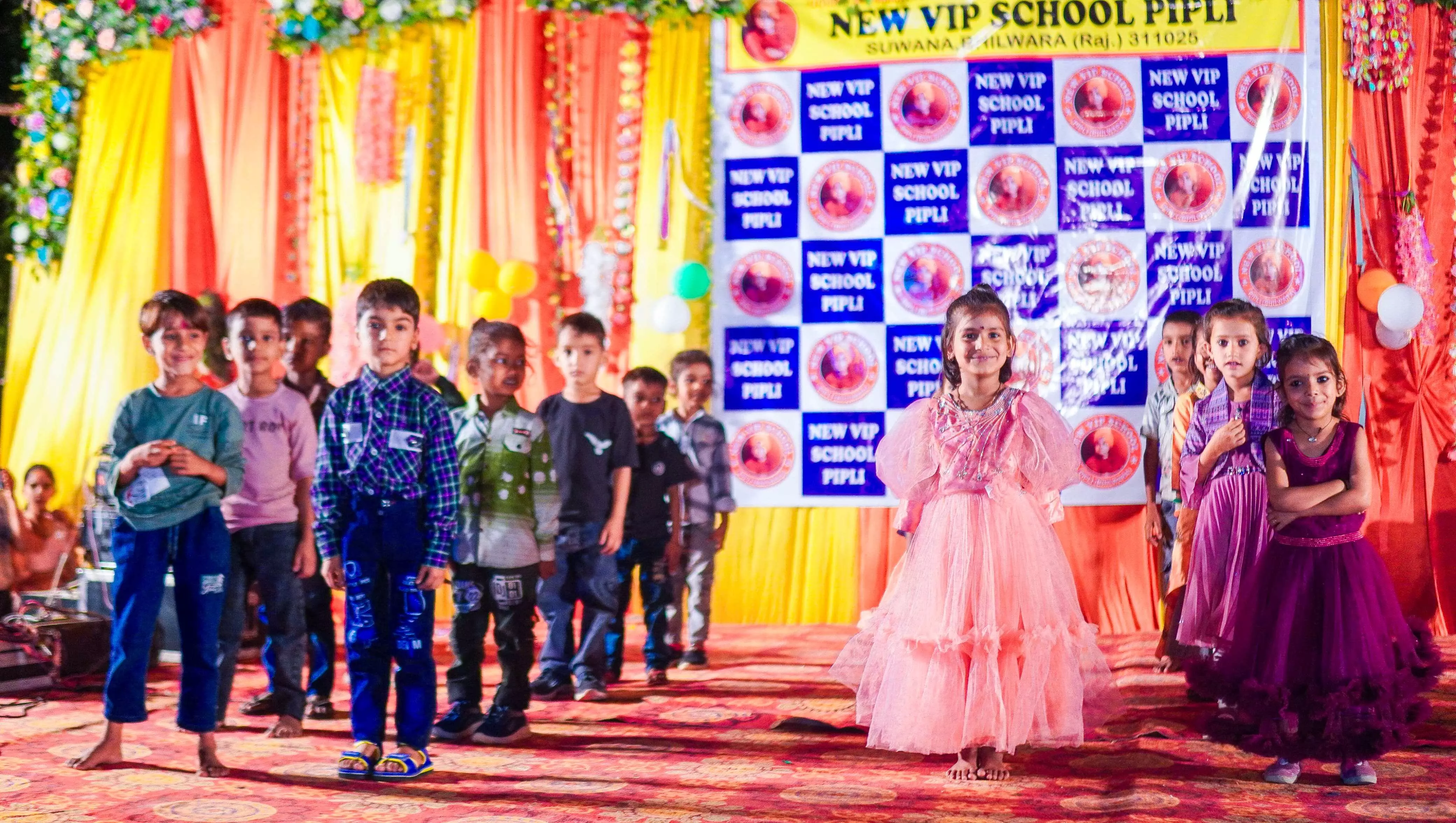 निर्दोष पर्यटकों की आत्मा को शांति हेतु दो मिनट का रखा मौन निर्दोष पर्यटकों की आत्मा को शांति हेतु दो मिनट का रखा मौन