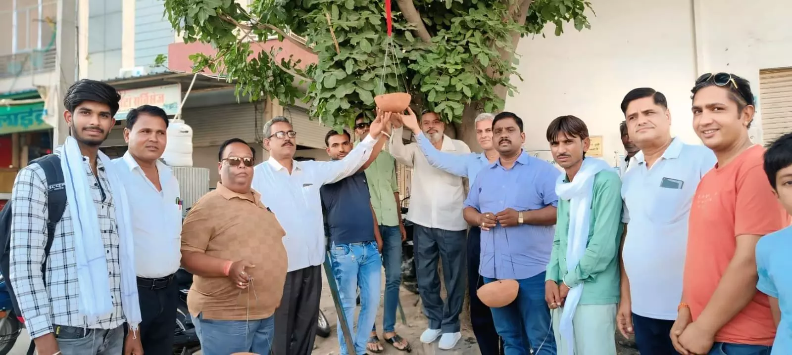 भीषण गर्मी में मूक पक्षियों की सेवा के लिए शाहपुरा में परिंडे बांधने का अभियान शुरू भीषण गर्मी में मूक पक्षियों की सेवा के लिए शाहपुरा में परिंडे बांधने का अभियान शुरू
