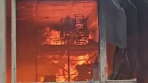 जोधपुर में भीषण अग्निकांड, बालाजी हैंडीक्राफ्ट में लगी भीषण आग, लाखों रुपये का सामान जलकर राख जोधपुर में भीषण अग्निकांड, बालाजी हैंडीक्राफ्ट में लगी भीषण आग, लाखों रुपये का सामान जलकर राख