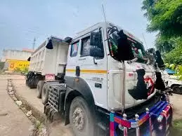 अवैध बजरी परिवहन रोकने गई डीएसटी टीम पर डंपर चढ़ाने का प्रयास तीन घायल अवैध बजरी परिवहन रोकने गई डीएसटी टीम पर डंपर चढ़ाने का प्रयास तीन घायल