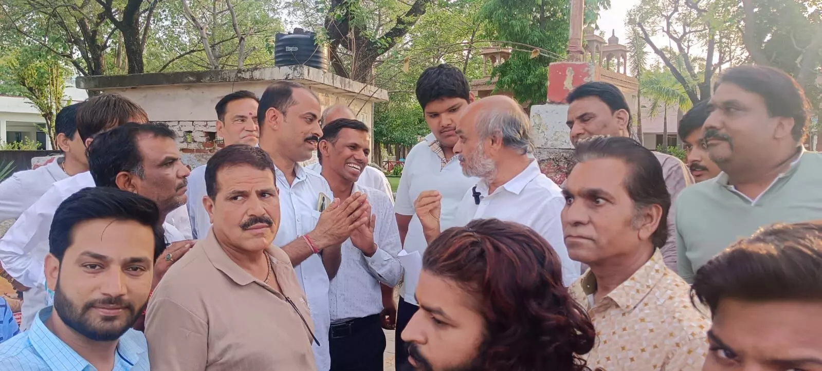 15 दिन में प्रशासन द्वारा संतोषी माता मंदिर की दीवार तोड़ रोड़ चौड़ा करें, नहीं तो करेंगे अनशन 15 दिन में प्रशासन द्वारा संतोषी माता मंदिर की दीवार तोड़ रोड़ चौड़ा करें, नहीं तो करेंगे अनशन