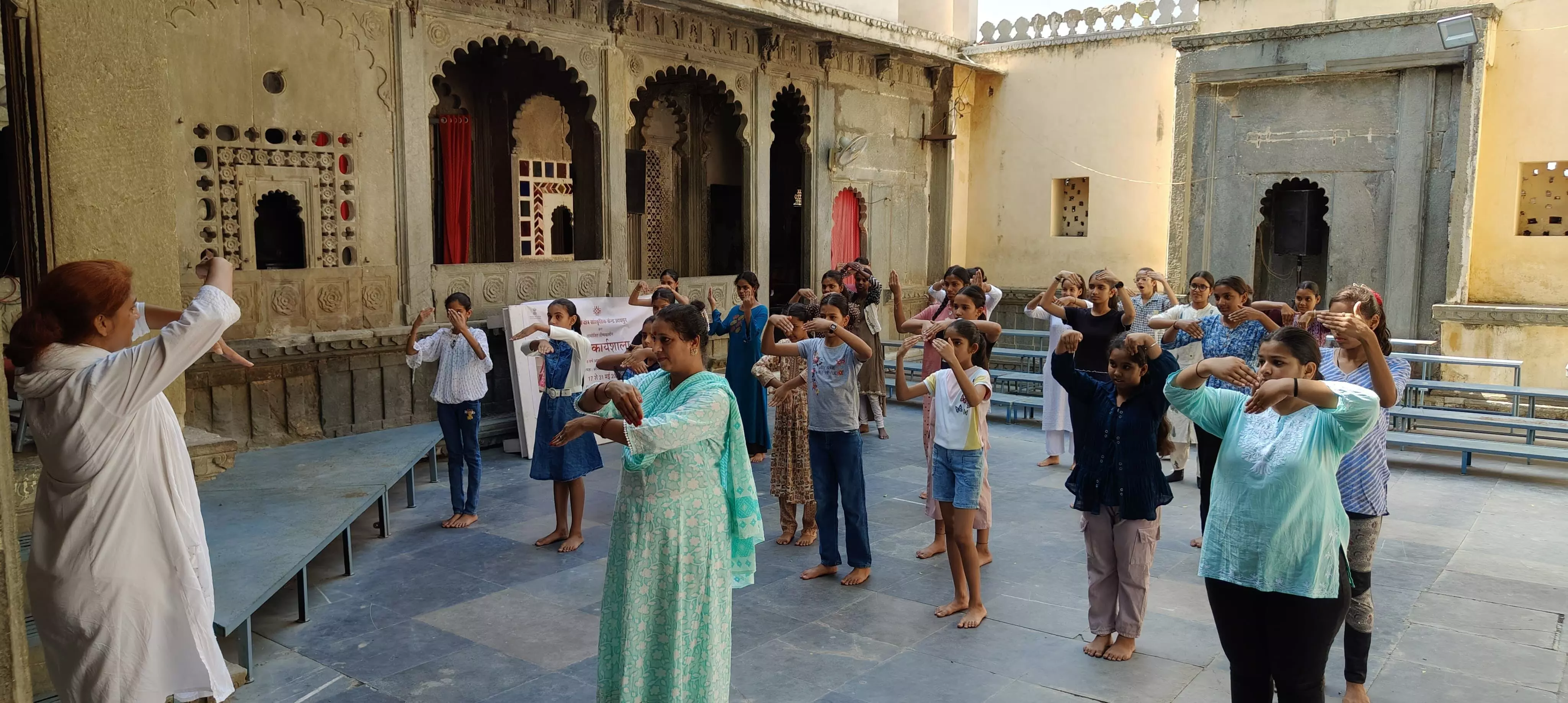 बागोर की हवेली में घूमर कार्यशाला प्रारंभ बागोर की हवेली में घूमर कार्यशाला प्रारंभ