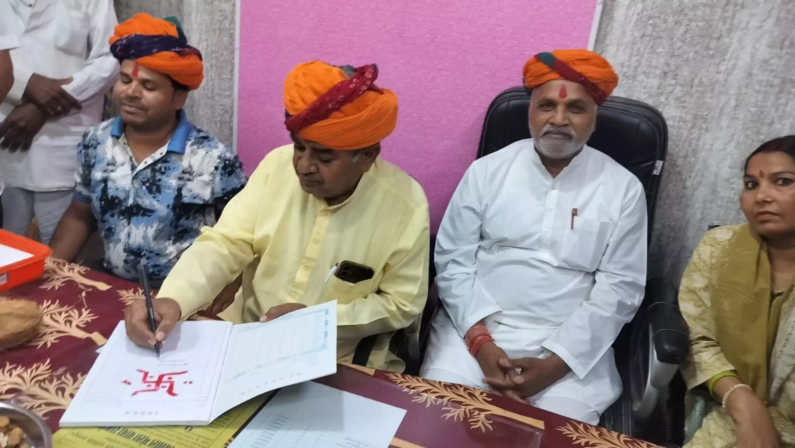 रायपुर ग्राम पंचायत में सरपंच ने संभाला पदभार: छीपा बोले अब आयेगा रायपुर में विकास का तूफान रायपुर ग्राम पंचायत में सरपंच ने संभाला पदभार: छीपा बोले अब आयेगा रायपुर में विकास का तूफान