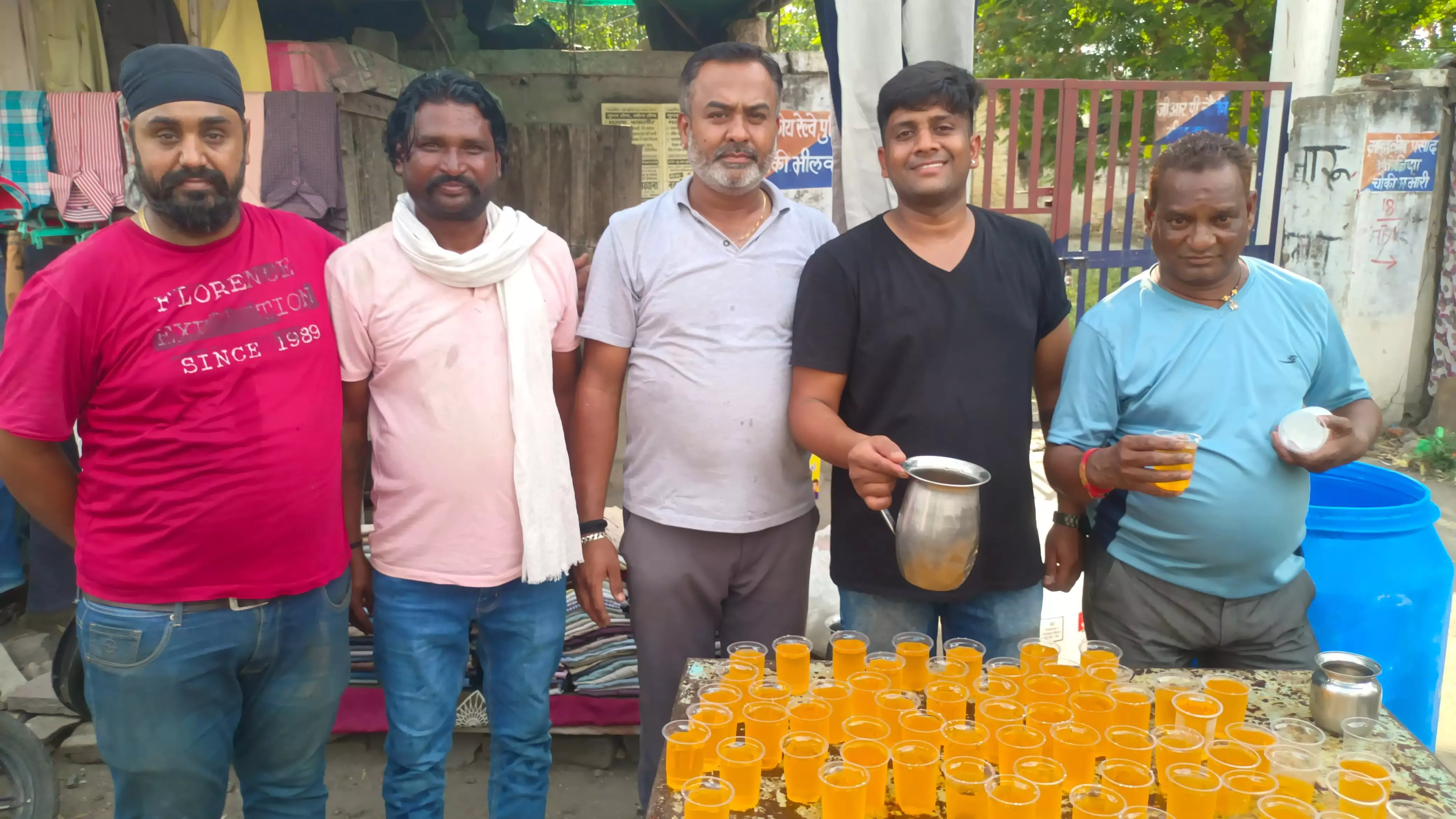 मुरली विलास रोड़ एशोसियेशन ने आमजन को पिलाया शर्बत मुरली विलास रोड़ एशोसियेशन ने आमजन को पिलाया शर्बत