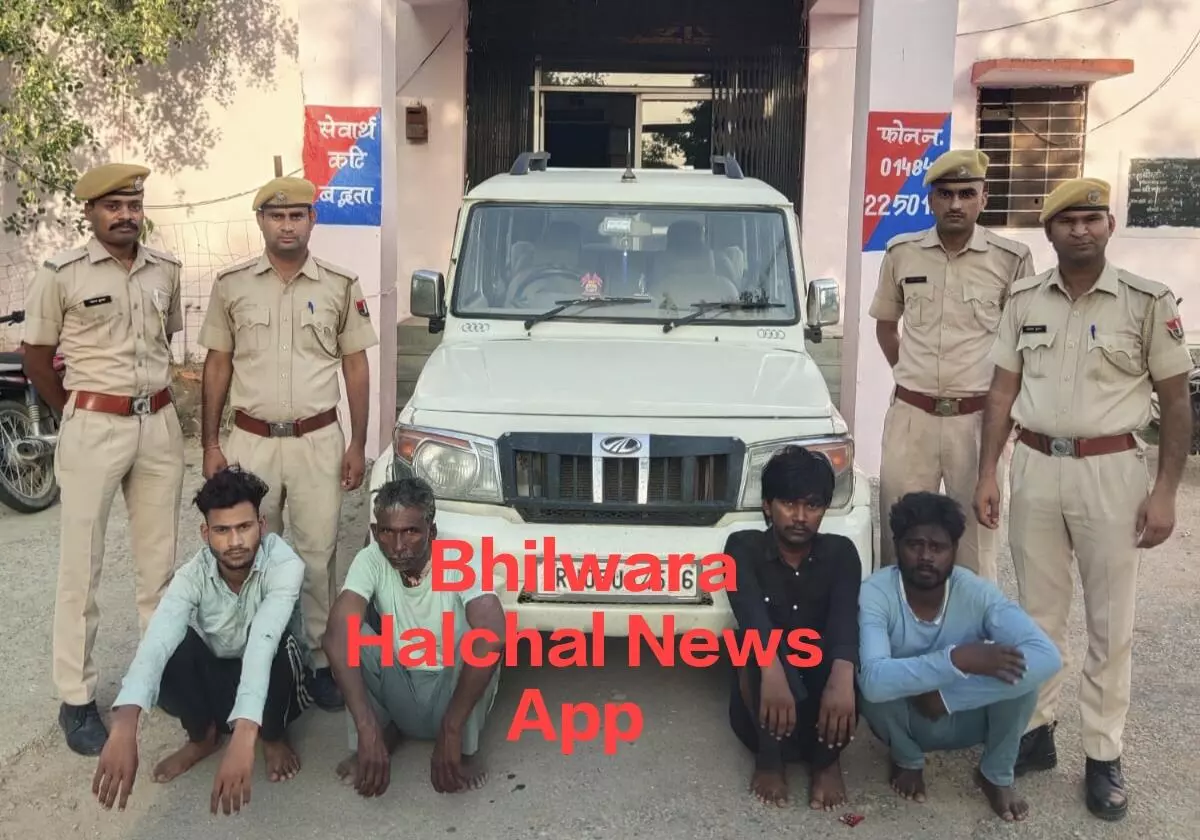 पेट्रोल पंप पर डकैती डालने से पहले पुलिस ने दबोचे चार बदमाश, एक हुआ फरार पेट्रोल पंप पर डकैती डालने से पहले पुलिस ने दबोचे चार बदमाश, एक हुआ फरार