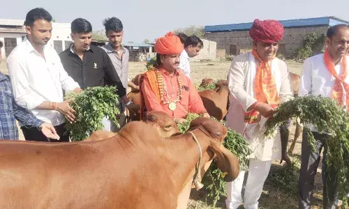 आसींद सीएचसी में मरीजों को किए फल वितरित