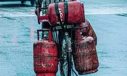 एलपीजी पर तेल कंपनियों का घाटा लगभग 45% तक कम होने की उम्मीद