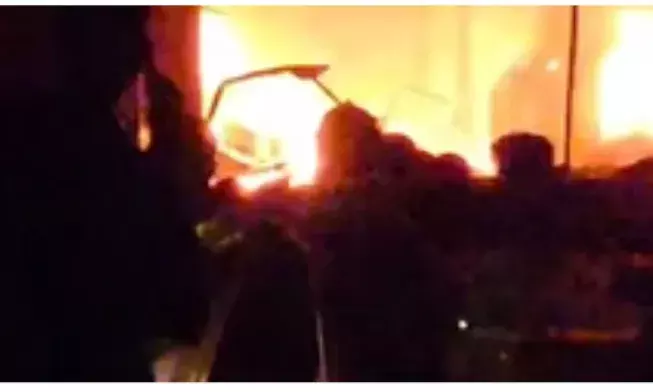 रेडीमेड कपड़ों के साथ ही चार दुकानों में लगी आग , धमाके , लाखों का नुकसान रेडीमेड कपड़ों के साथ ही चार दुकानों में लगी आग , धमाके , लाखों का नुकसान