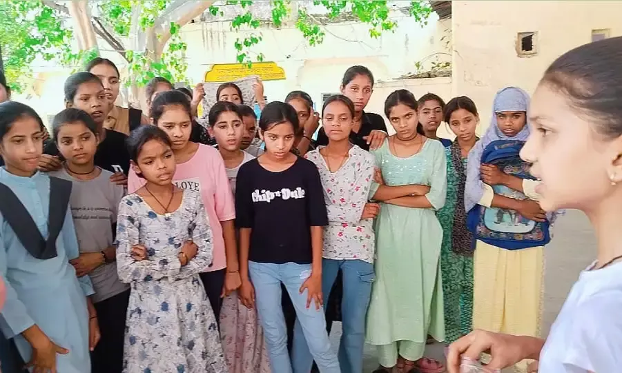 बच्चों को पर्यावरण संरक्षण की शिक्षा देने के लिए सीड बॉल वितरण