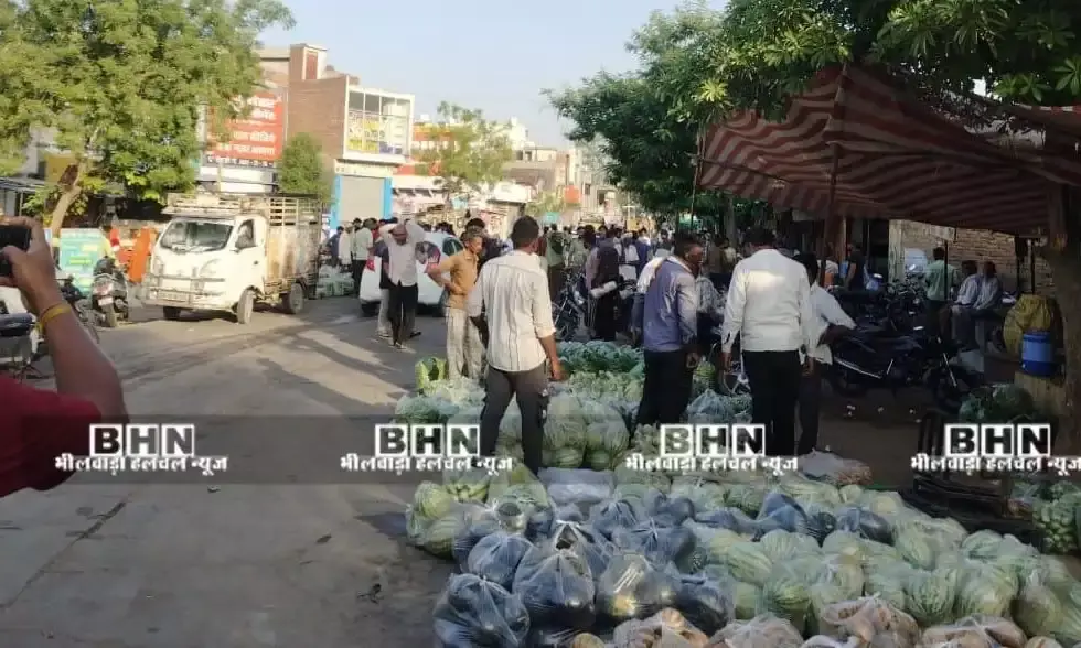 अतिक्रमण:- सड़क पर सब्जी विक्रेताओं का कब्जा, रोजाना लगता है जाम, स्कूली बच्चों, वाहन चालक और राहगीर हो रहे परेशान