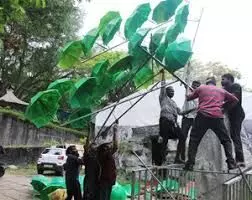 वैन के कुएं में गिरने से पांच की मोत, 3 बचे वैन के कुएं में गिरने से पांच की मोत, 3 बचे