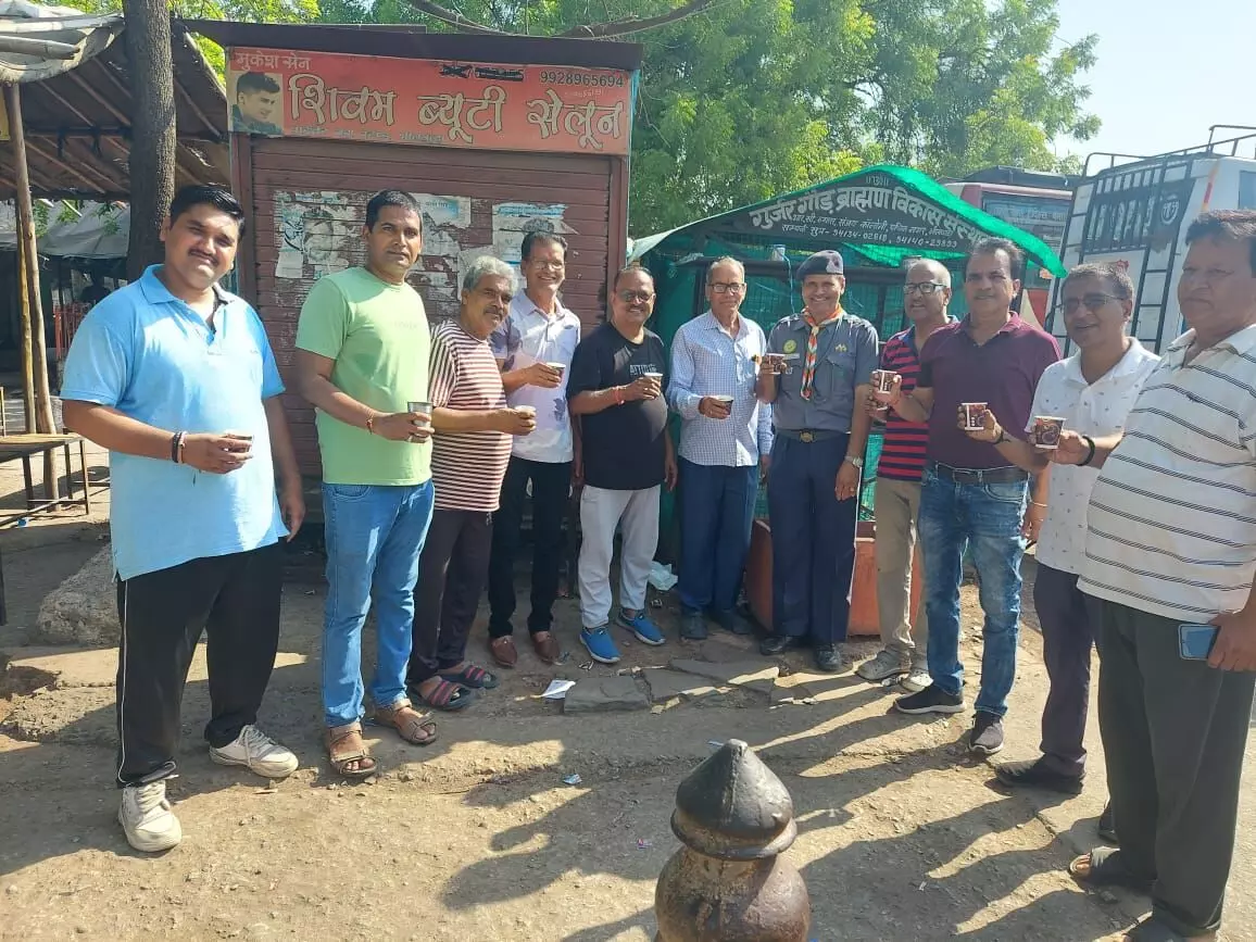 प्रचंड गर्मी से बचाव हेतु, बस स्टैंड पर पिलाई ठंडी मसाला छाछ