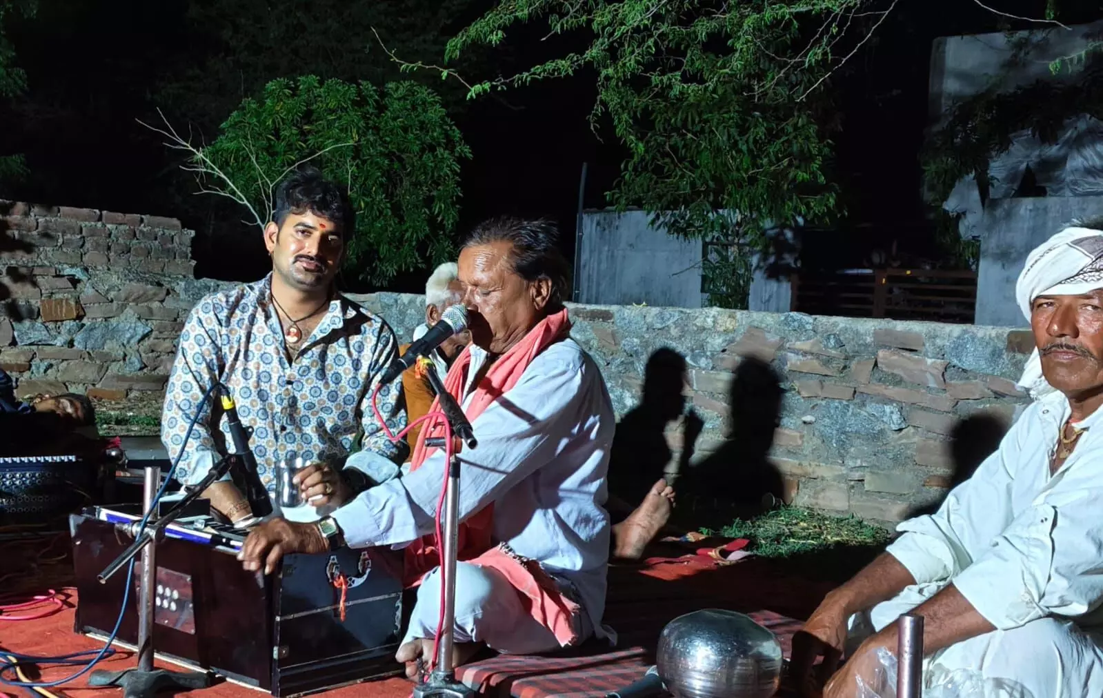 एक शाम सगस जी महाराज के नाम भजन संध्या आयोजित एक शाम सगस जी महाराज के नाम भजन संध्या आयोजित