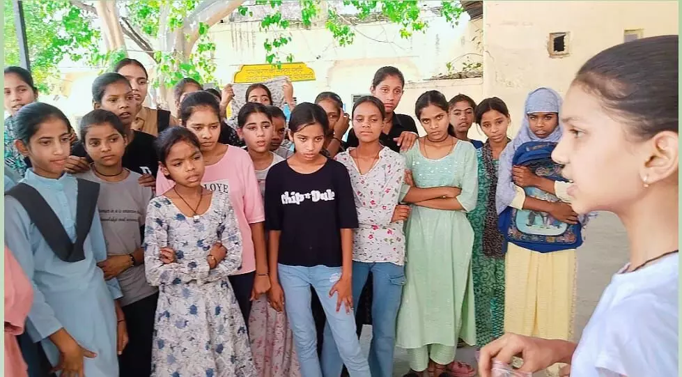 बच्चों को पर्यावरण संरक्षण की शिक्षा देने के लिए सीड बॉल वितरण