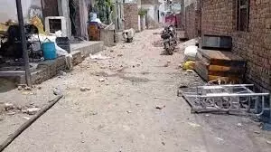 कबाड़े की दुकान को लेकर खूनी संघर्ष, ईंट-पत्थर से हमला, 12 घायल कबाड़े की दुकान को लेकर खूनी संघर्ष, ईंट-पत्थर से हमला, 12 घायल