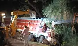 डूंगरपुर में शादी समारोह  से लौट रहे लोगो की जीप पलटी, घायलों को बचाने पहुंचे लोगों को ट्रक ने कुचला; चार की मौत