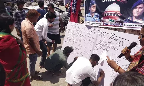 मातृशक्ति के नेतृत्व में ऑपरेशन सिंदूर की सफलता पर नगर में चलाया हस्ताक्षर अभियान