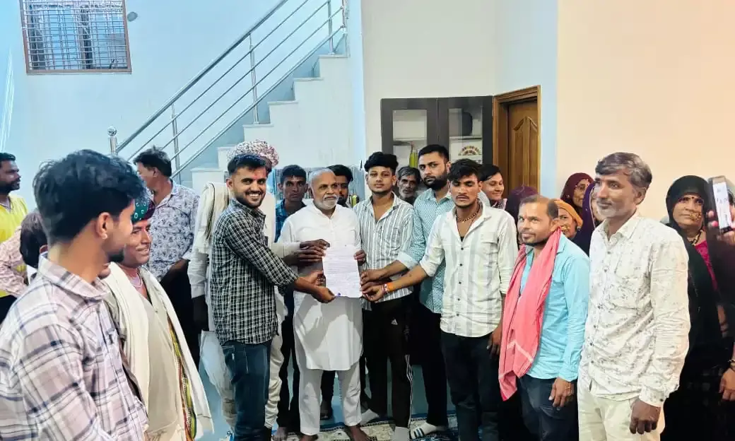 थोरियाखेड़ा के ग्रामीणों ने विधायक पीतलिया को सौंपा ज्ञापन, ग्राम पंचायत भीटा में बनाए रखने की मांग