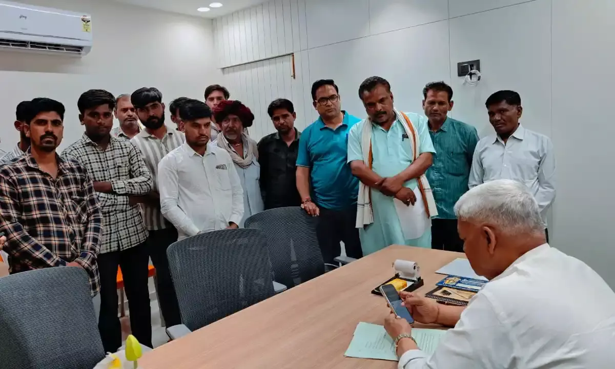 लक्ष्मीपुरा के ग्रामीणों ने सड़क मार्ग बदलने पर जताया विरोध, कलेक्टर को सौंपा ज्ञापन लक्ष्मीपुरा के ग्रामीणों ने सड़क मार्ग बदलने पर जताया विरोध, कलेक्टर को सौंपा ज्ञापन