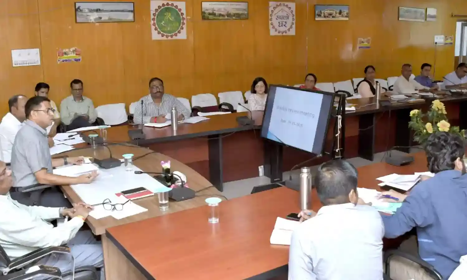 जिला कलक्टर बालमुकुंद असावा की अध्यक्षता में साप्ताहिक समीक्षा बैठक आयोजित