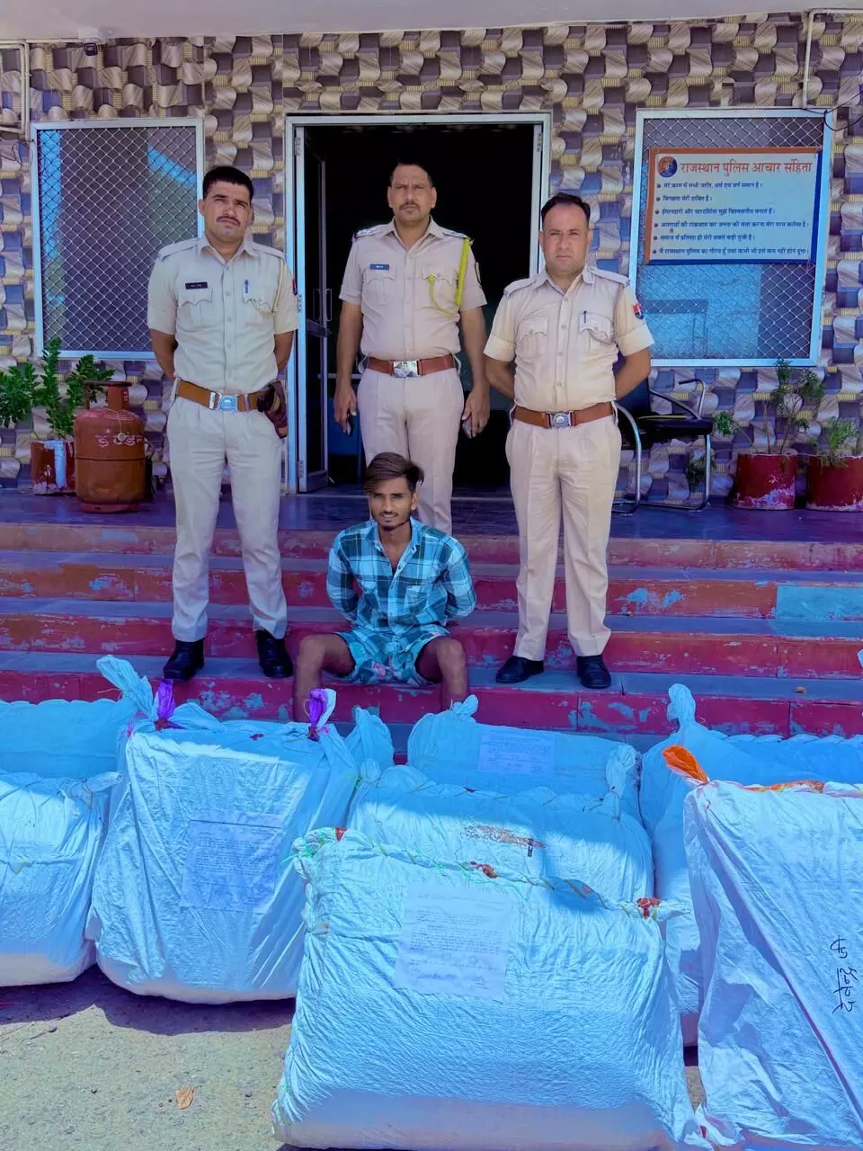 कोरियर लोडिंग टेंपो से 172.310 किलोग्राम अवैध डोडा चुरा बरामद ,, एक तस्कर ,गिरफ्तार
