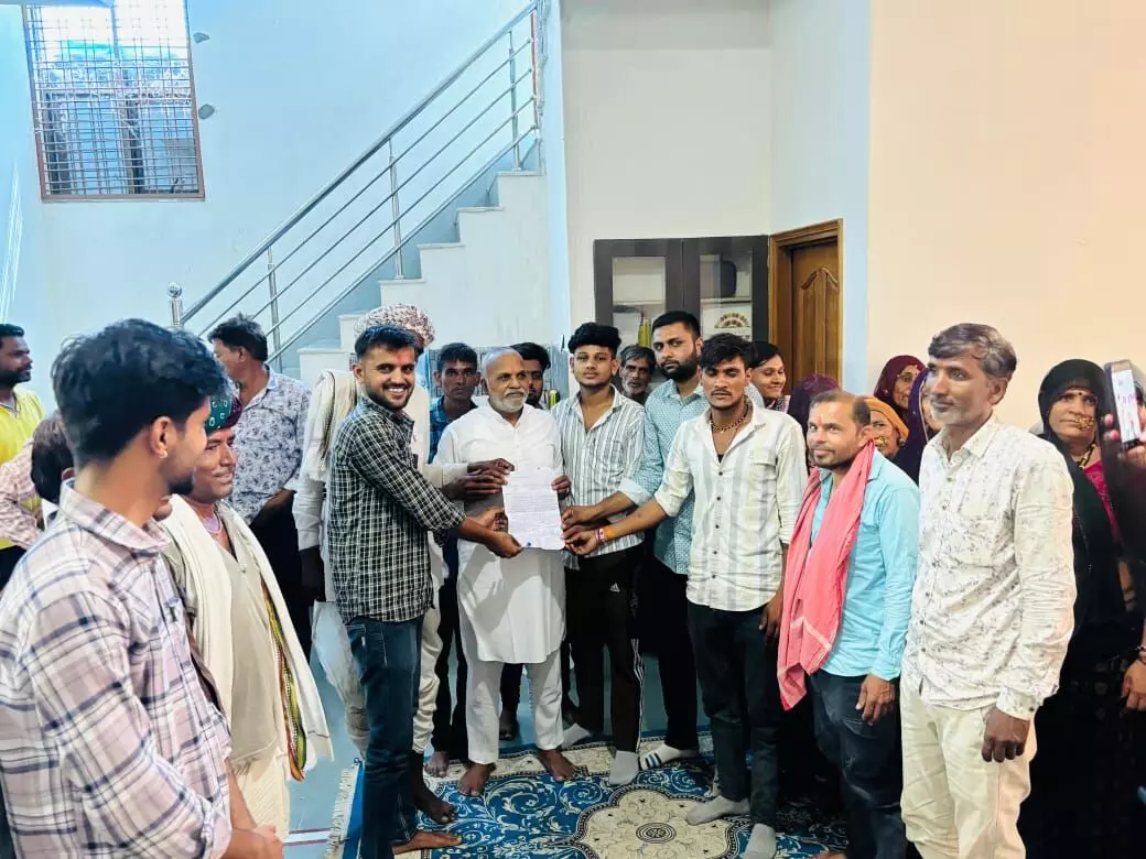 थोरियाखेड़ा के ग्रामीणों ने विधायक पीतलिया को सौंपा ज्ञापन, ग्राम पंचायत भीटा में बनाए रखने की मांग