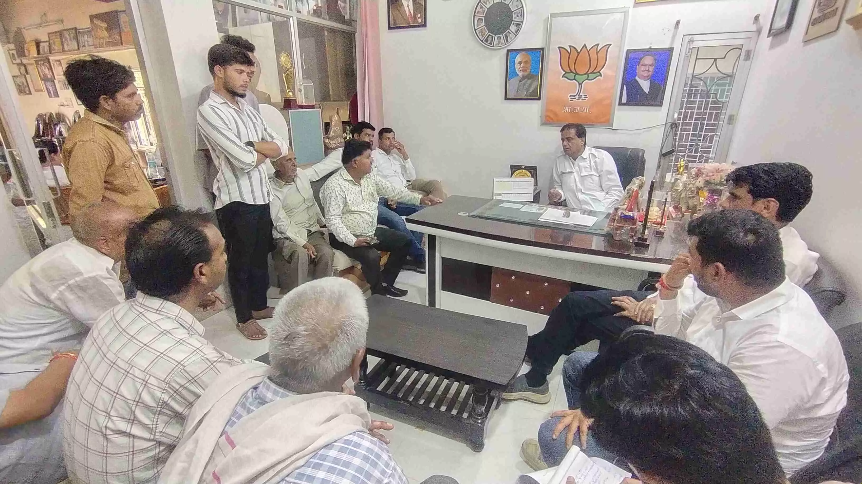 विधायक कृपलानी ने भाजपा कार्यालय पर की जनसुनवाई, अधिकारियों को दिए निर्देश विधायक कृपलानी ने भाजपा कार्यालय पर की जनसुनवाई, अधिकारियों को दिए निर्देश