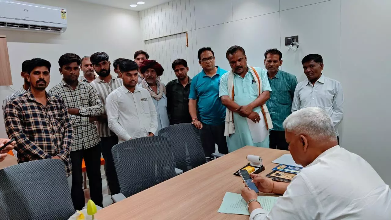 लक्ष्मीपुरा के ग्रामीणों ने सड़क मार्ग बदलने पर जताया विरोध, कलेक्टर को सौंपा ज्ञापन
