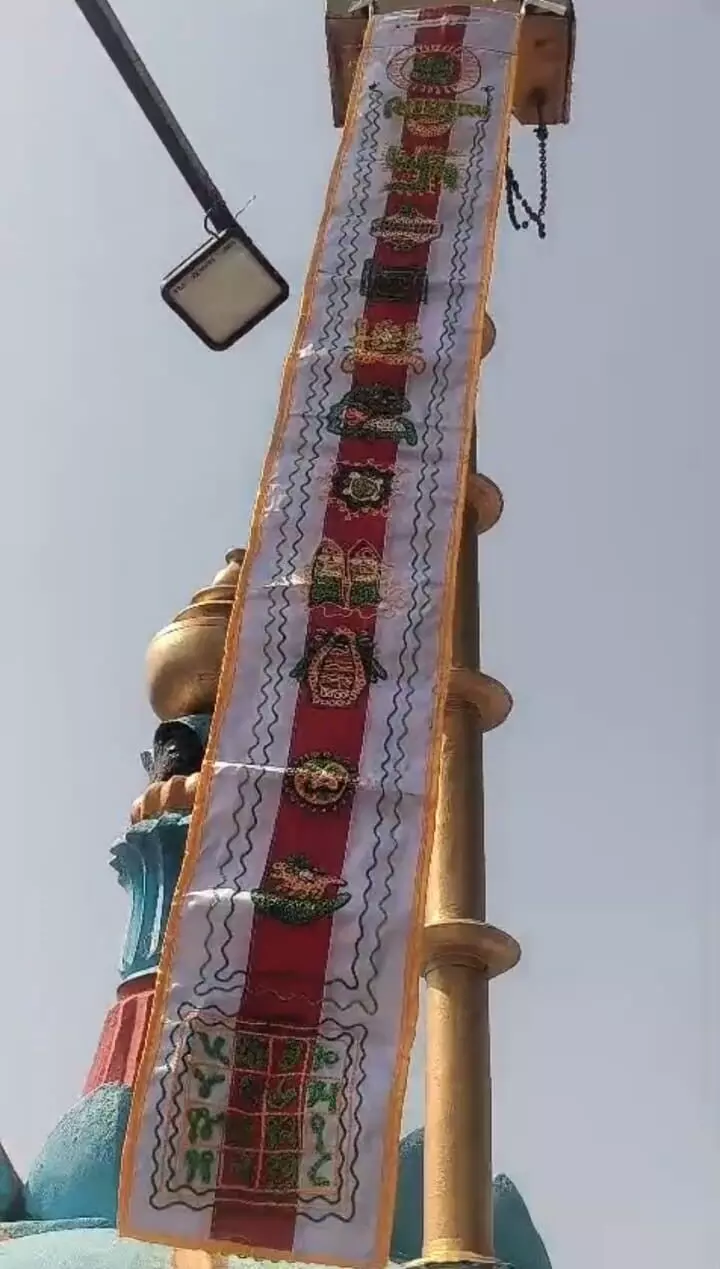 सुवाणा स्थित मुलनायक पाश्र्वनाथ मंदिर पर चढाई धर्मध्वजा सुवाणा स्थित मुलनायक पाश्र्वनाथ मंदिर पर चढाई धर्मध्वजा