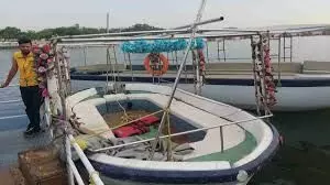 पर्यटकों और नाविकों की सुझबुझ से टला हादसा, सभी यात्री सुरक्षित पर्यटकों और नाविकों की सुझबुझ से टला हादसा, सभी यात्री सुरक्षित