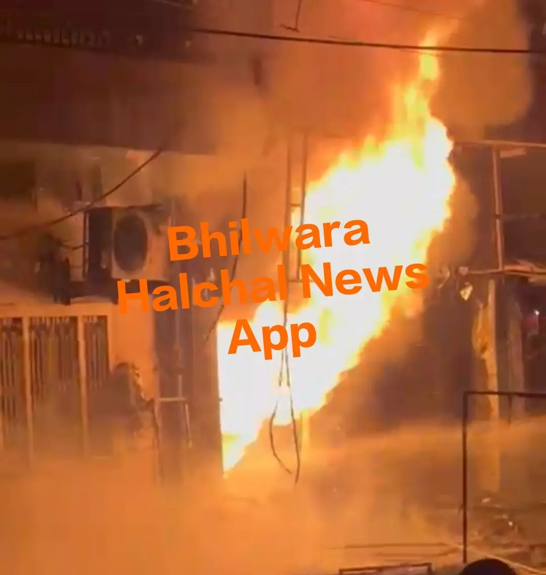 मोबाइल शॉप में लगी भीषण आग, मची अफरातफरी